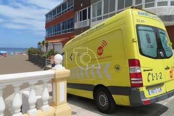 Una mujer se siente indispuesta en la playa de Salinetas y es evacuada en una ambulancia del SUC (Foto TA)
